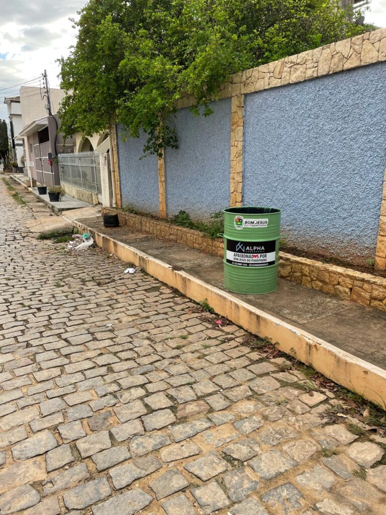4-768x1024 Do Lado de Fora do Latão: Quando a Boa Vizinhança Não Faz Parte da Rotina