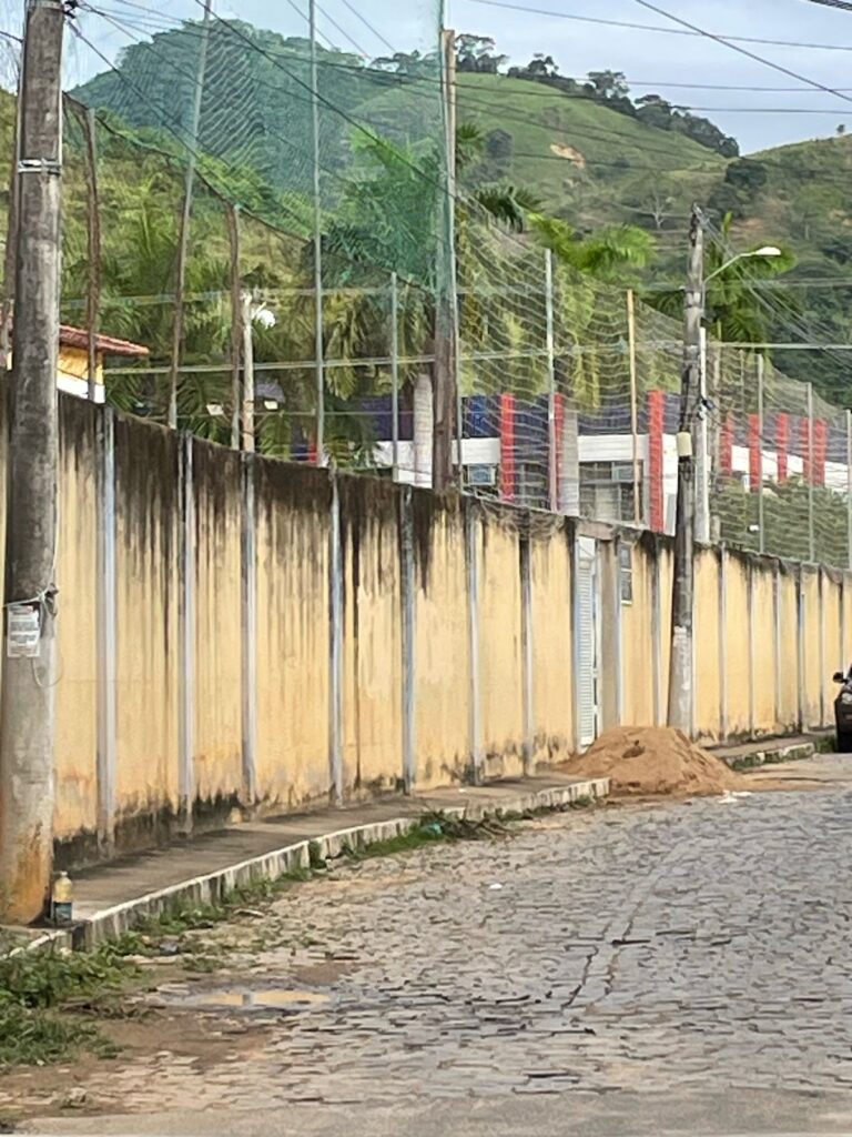 7-768x1024 Do Lado de Fora do Latão: Quando a Boa Vizinhança Não Faz Parte da Rotina