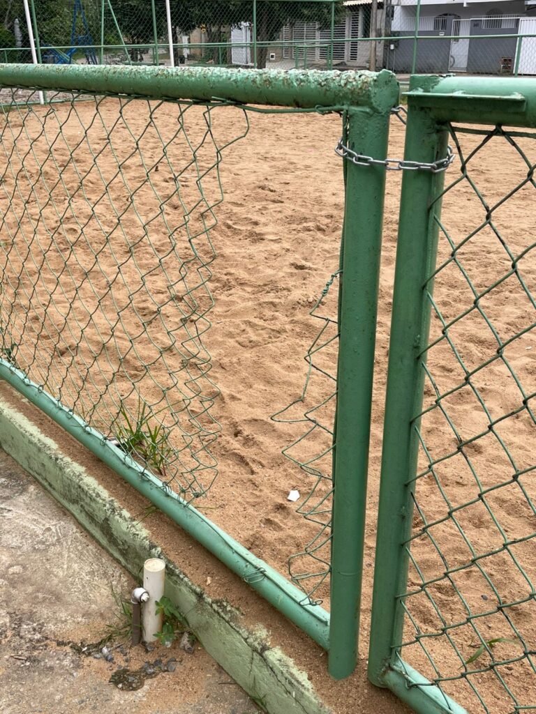 2-768x1024 O Trabalho Está Literalmente Parado: Quando a Bola Chega Primeiro Que a Ação