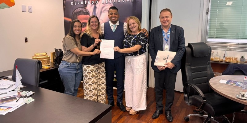 Julia-assistencia Deputado TH Joias Foragido da Polícia Federal, e os Cartões Recomeçar de Bom Jesus: Já Chegaram ou Ficou Só na Foto?