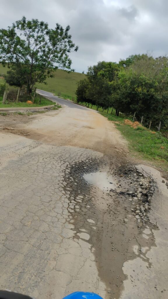 WhatsApp-Image-2025-09-18-at-09.25.37-1-576x1024 O Asfalto da Serrinha Mostra o Futuro do Asfalto de Carabuçu