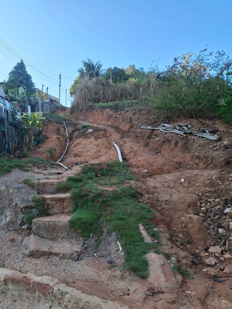 escadao-ismenia-campos-768x1024 Descaso Sem Fim: Idosos Sofrem com a Falta de Infraestrutura na Rua Ismênia Campos