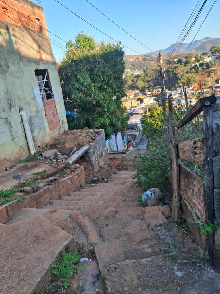 insmenia-campos-2-768x1024 Descaso Sem Fim: Idosos Sofrem com a Falta de Infraestrutura na Rua Ismênia Campos