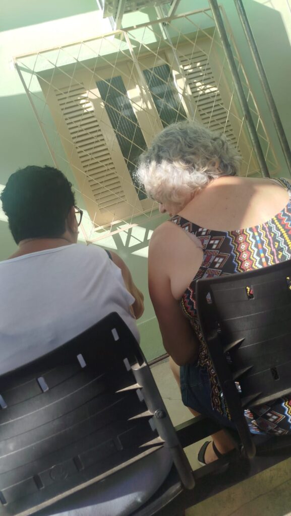 9-1-577x1024 💉 Enquanto a Saúde Oferece Banquetas de Plástico, o Prefeito Canta “Eu Quero Tchu, Eu Quero Tcha”