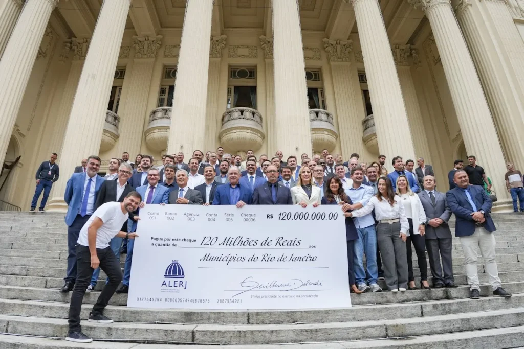 Alerj-Cheque-1024x683 Projeto de Rodrigo Bacellar garante repasse de R$ 120 milhões aos municípios do Rio