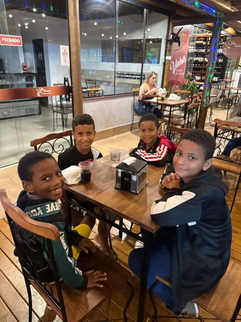 WhatsApp-Image-2025-12-18-at-09.16.09-2-768x1024 Projeto A Rede realiza mais um Natal de esperança e alegria para crianças de Bom Jesus