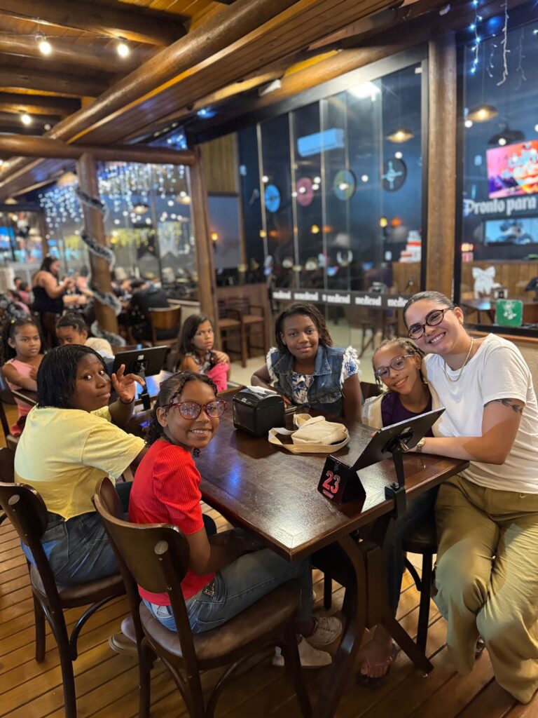 WhatsApp-Image-2025-12-18-at-09.16.10-3-768x1024 Projeto A Rede realiza mais um Natal de esperança e alegria para crianças de Bom Jesus