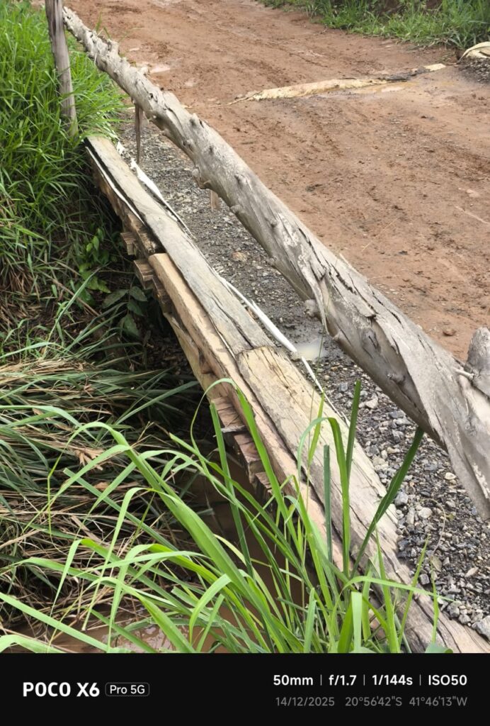 roca-6-692x1024 R$ 4 Milhões na Agricultura e a Ponte Segue na Lona: O Improviso Vira Política Pública na Zona Rural