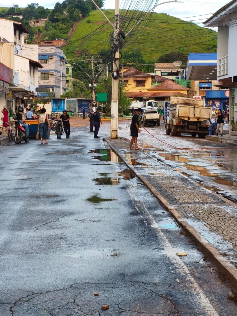 WhatsApp-Image-2026-03-25-at-18.04.30-2-768x1024 Temporal passa, problema fica: resposta rápida da Secretaria de Obras esbarra na falta de consciência
