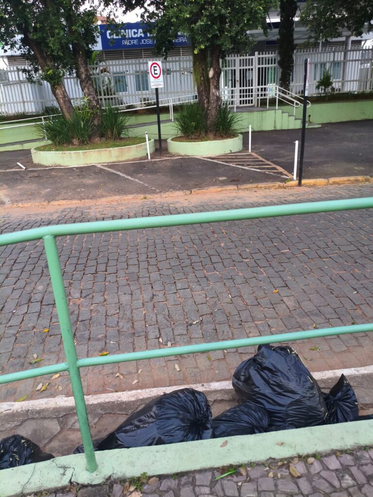 WhatsApp-Image-2026-04-23-at-08.07.23-1-768x1024 Quem Cuida da Saúde… Suja a Rua: O Mau Exemplo Oficial