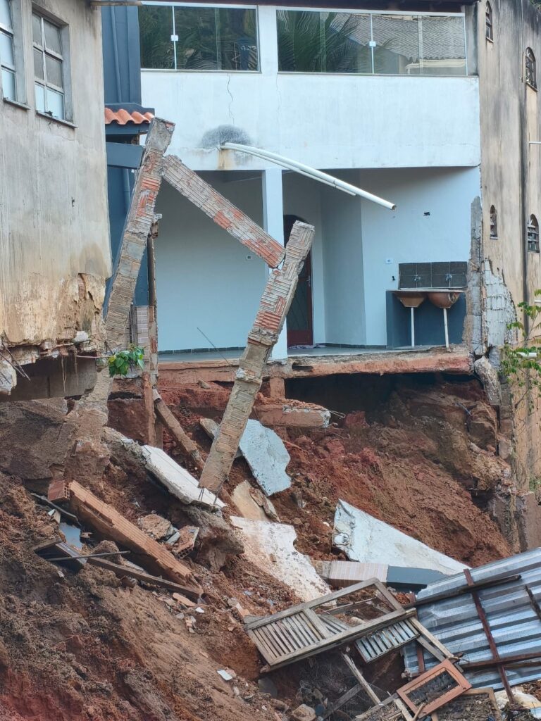 WhatsApp-Image-2026-06-09-at-17.15.09-2-768x1024 MORADORES DESABRIGADOS APÓS DESABAMENTO DENUNCIAM ABANDONO: "FOTO TEVE, ASSISTÊNCIA NÃO"