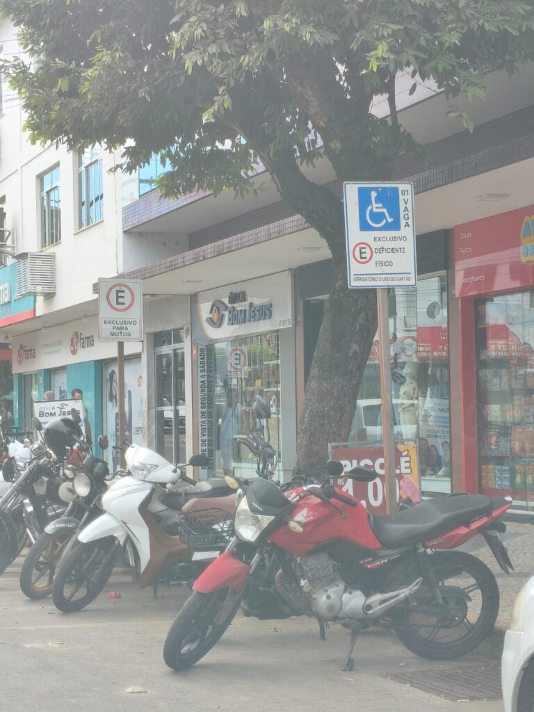 WhatsApp-Image-2026-06-30-at-13.50.49-768x1024 Estacionamento Irregular de Motos e Bicicletas Elétricas Revolta Motoristas e Comerciantes em Bom Jesus