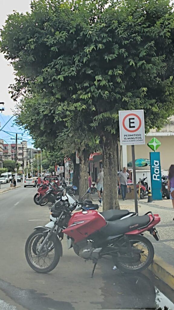 WhatsApp-Image-2026-06-30-at-13.51.06-576x1024 Estacionamento Irregular de Motos e Bicicletas Elétricas Revolta Motoristas e Comerciantes em Bom Jesus