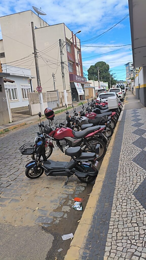 WhatsApp-Image-2026-06-30-at-13.51.07-1-576x1024 Estacionamento Irregular de Motos e Bicicletas Elétricas Revolta Motoristas e Comerciantes em Bom Jesus